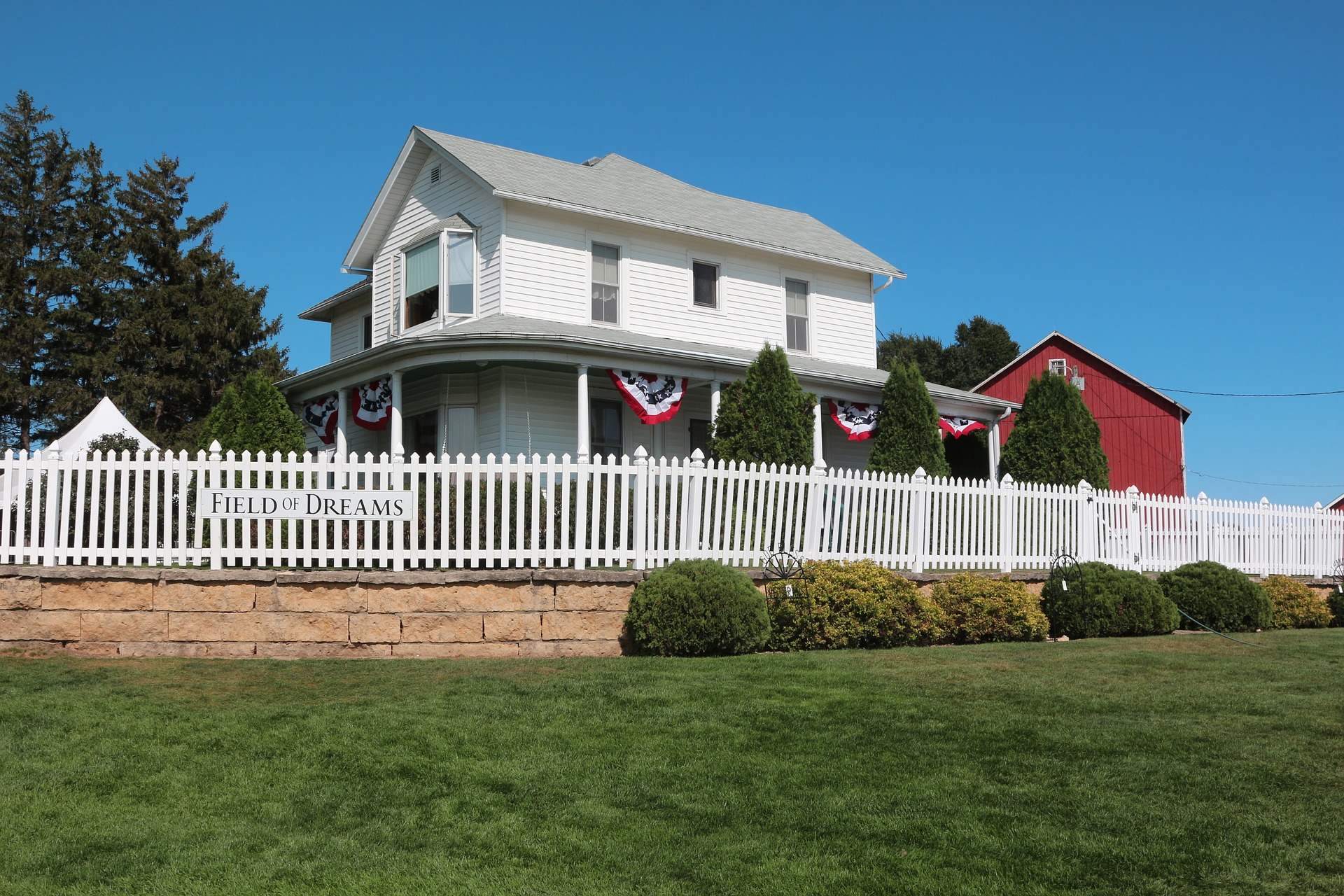 A white farmhouse with a picket fence located in Dyersville, Iowa, that was used in the baseball movie Field of Dreams.